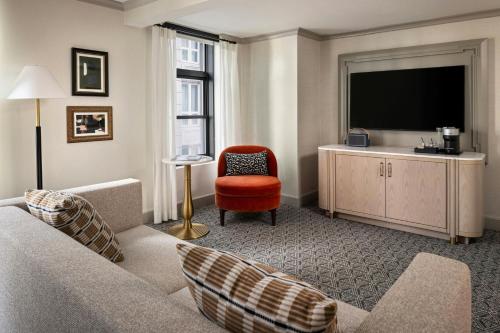 King Studio with Sofa Bed