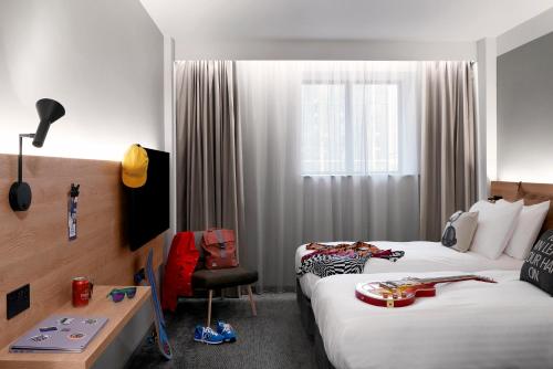 Moxy Sleeper, Guest room, 2 Twin/Single Bed(s)