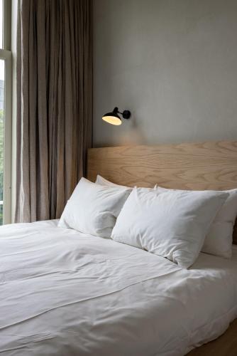Single Petite - extra small with open bathroom