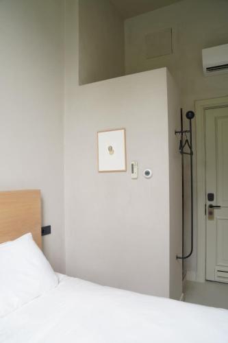 Single Petite - extra small with open bathroom