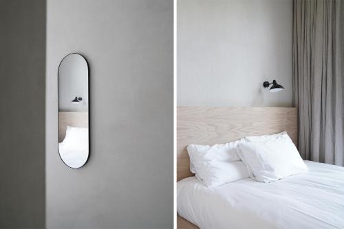 Single Petite - extra small with open bathroom