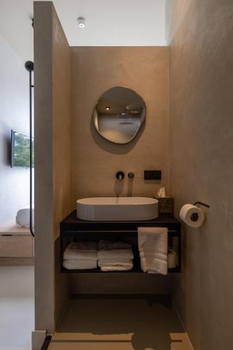 Single Petite - extra small with open bathroom