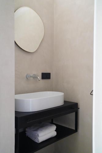 Single Petite - extra small with open bathroom