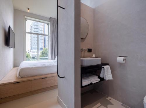 Single Petite - extra small with open bathroom