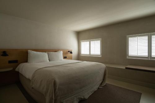 Avenue Basement Room
