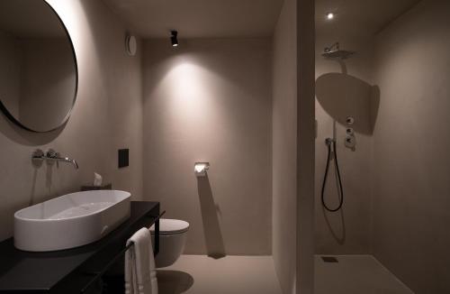 Avenue Basement Room
