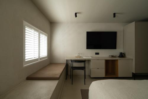 Avenue Basement Room
