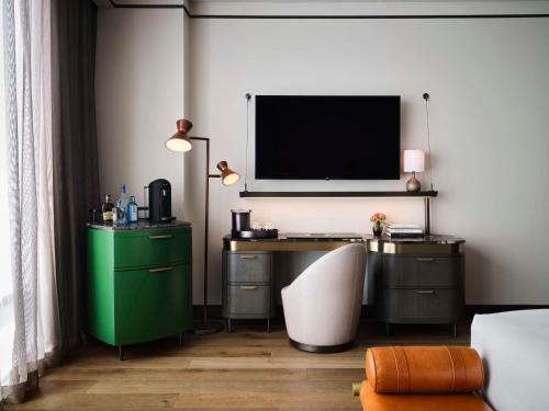 Junior King Suite with City View