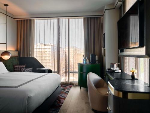 Corner King Room with City View