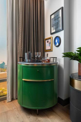 Corner King Room with City View