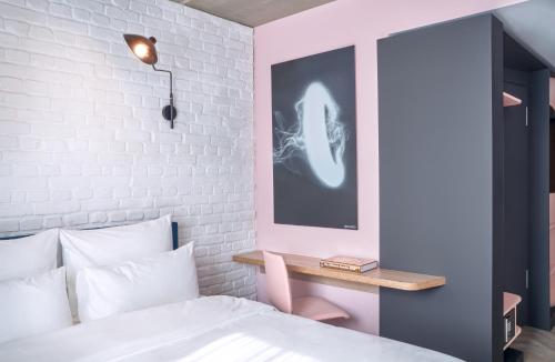 Standard Double Room - "Urban Basic"