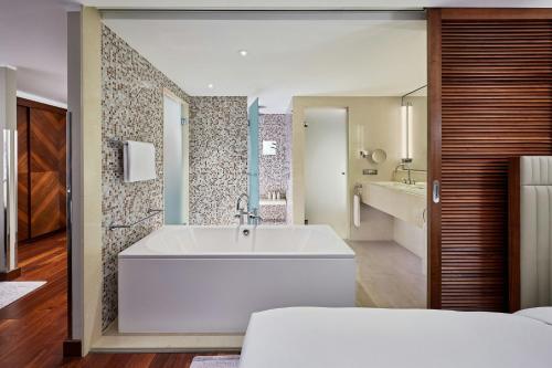 Grand Deluxe King Room