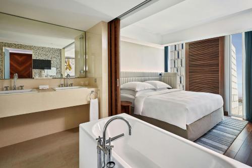 Grand Deluxe King Room