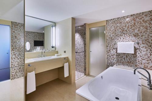 Skyline Junior King Suite