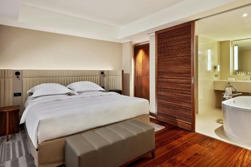Grand Deluxe King Suite