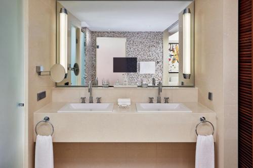 Grand Deluxe King Suite