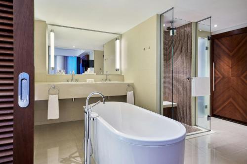 Grand Deluxe King Suite