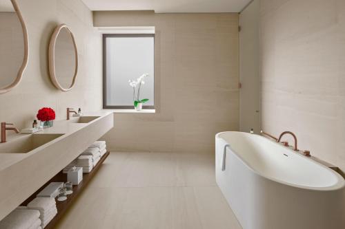One-Bedroom Premier King Suite