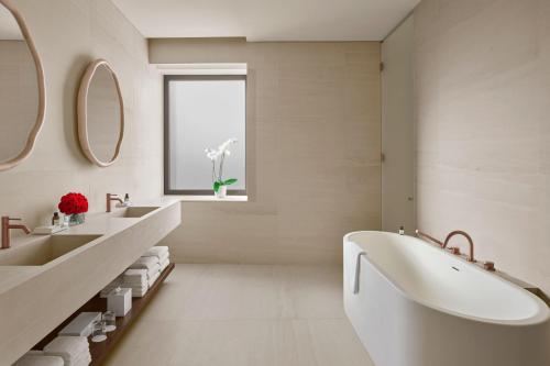One-Bedroom Premier King Suite