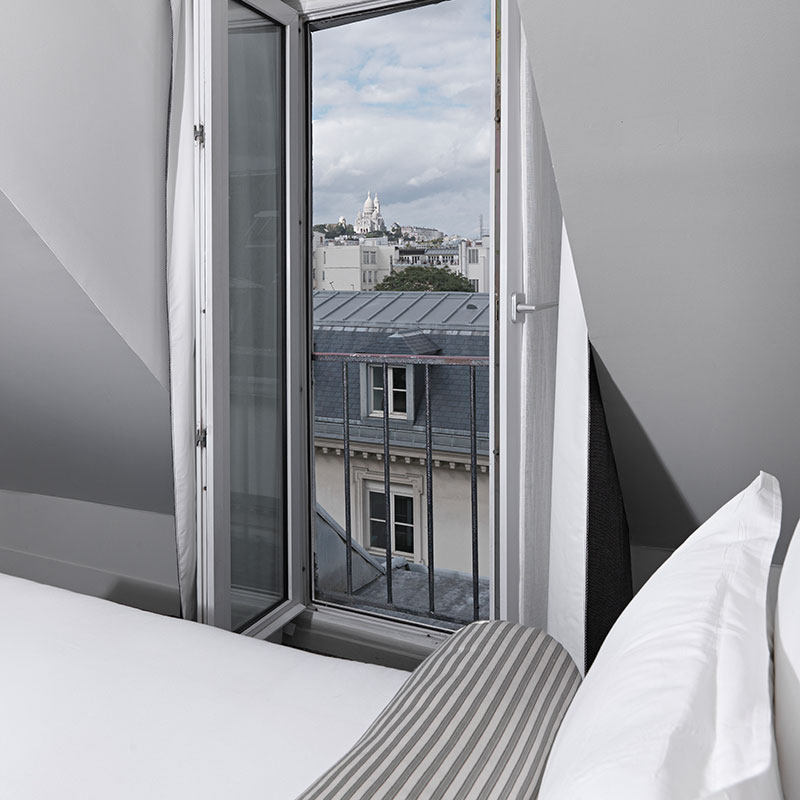 Room under the roof - Sacré Cœur View