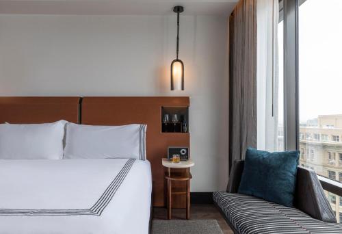 King Room - Accessible with Shower with Grab Bar