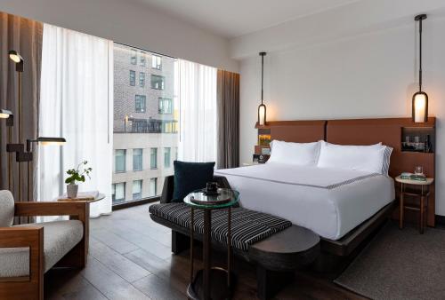 King Room - Accessible with Shower with Grab Bar