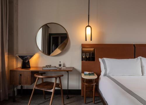 King Room - Accessible with Shower with Grab Bar
