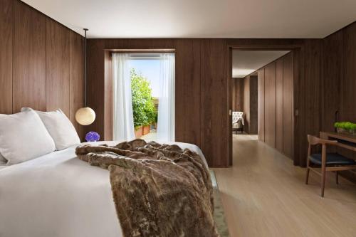 One-Bedroom Penthouse King Suite with City View