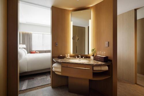 Deluxe King Guest Room, Deluxe Guest room, 1 King, City view