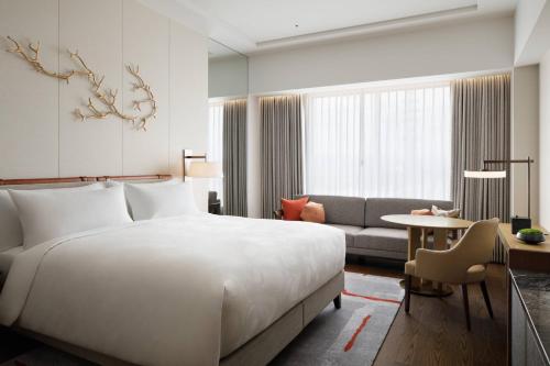 Executive King Guest Room, Executive lounge access, 1 King, City view