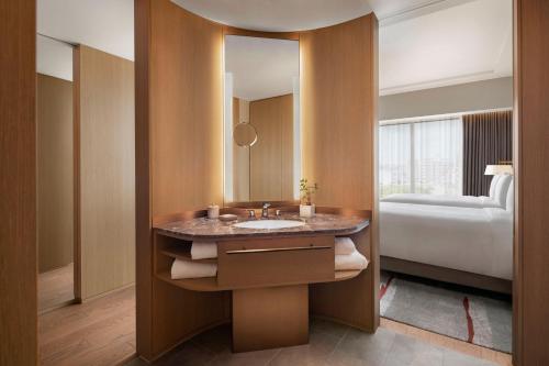 Executive Twin Guest Room, Executive lounge access, 2 Double, City view