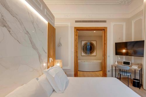 Deluxe Superior with Hammam and Hydromassage Bathtub