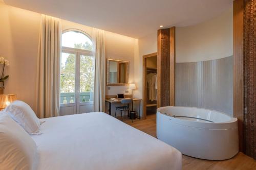 Deluxe Superior with Hammam and Hydromassage Bathtub