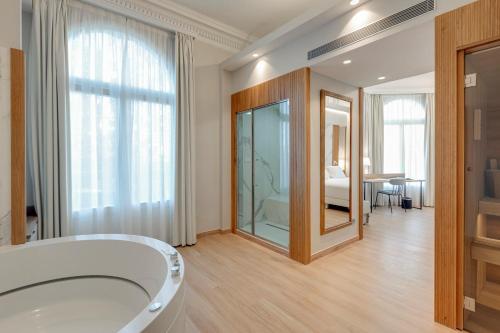 Suite Mirlo with Hammam, Hydromassage Bathtub and Sauna