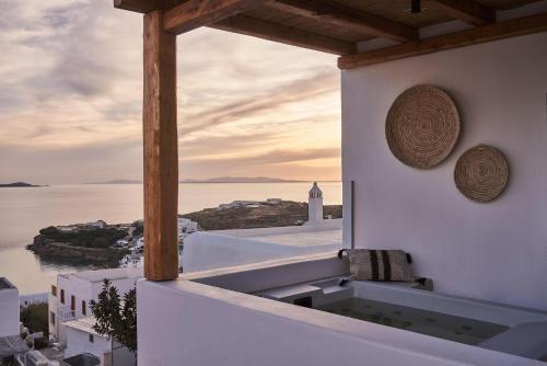 Delos Sea View Suite with Hot Tub