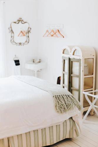 Queen Room With Shared Bathroom