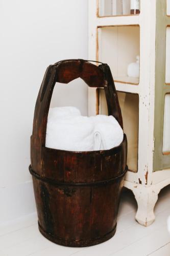Queen Room With Shared Bathroom