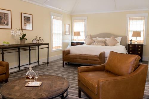 King Suite with Pool View