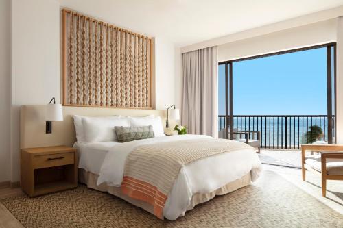 Oceanfront King Mobility/Hearing Accessible w/Roll-In Shower