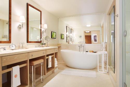 Deluxe Hillside View King Room