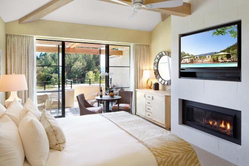 Deluxe Hillside View King Room