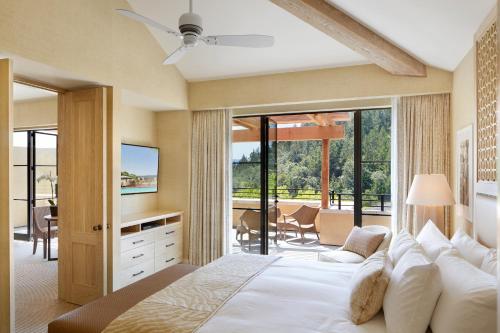 Deluxe Hillside View King Suite