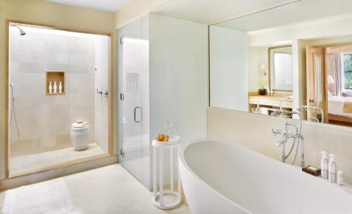 Deluxe Hillside View King Suite