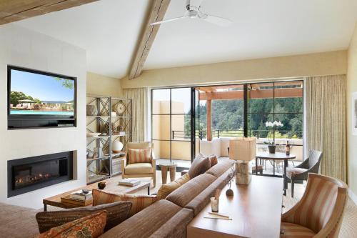 Deluxe Valley View King Suite