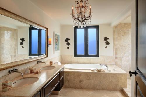 Beachfront 2 Bedroom Luxury Suite