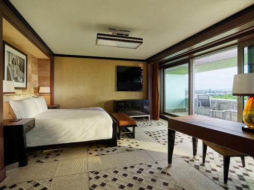 Hyde Park Balcony Suite