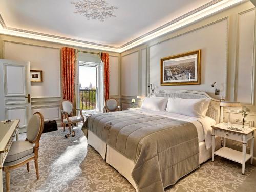 Executive Suite, Eiffel view