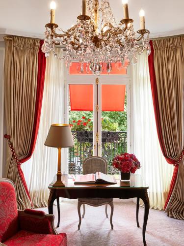 Deluxe Suite, avenue Montaigne view
