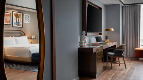 Large Guest Room with Two Double Beds