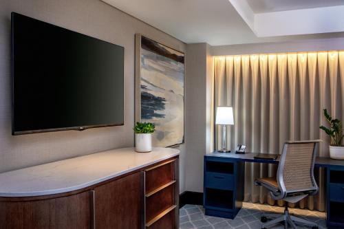 Classic Queen Room with Two Queen Beds and Roll-In Shower - Mobility Access